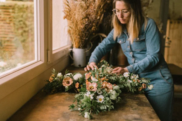 croix funéraire en fleurs de saison éco responsable